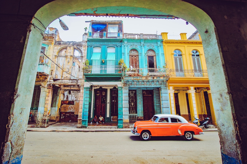 Doorkijkje met oude auto, Havana