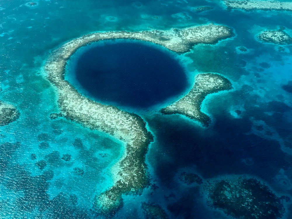 Vlieg boven Blue Hole, Belize