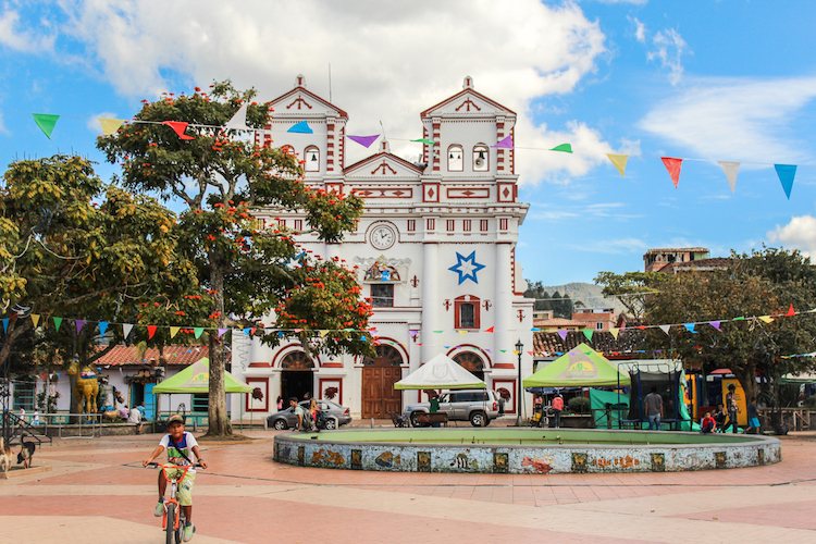 5 - COLOMBIA backpacken fotos kiki van dongen kerk