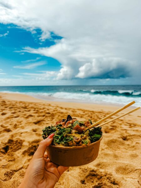 Afhaal poke eten op strand, hawaii