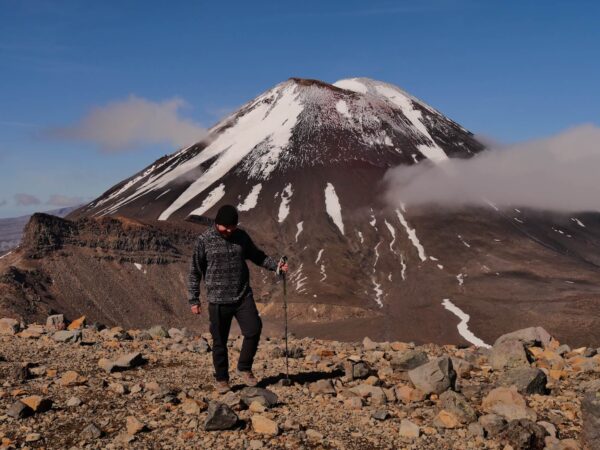 Alpine Crossing man bij vulkaan
