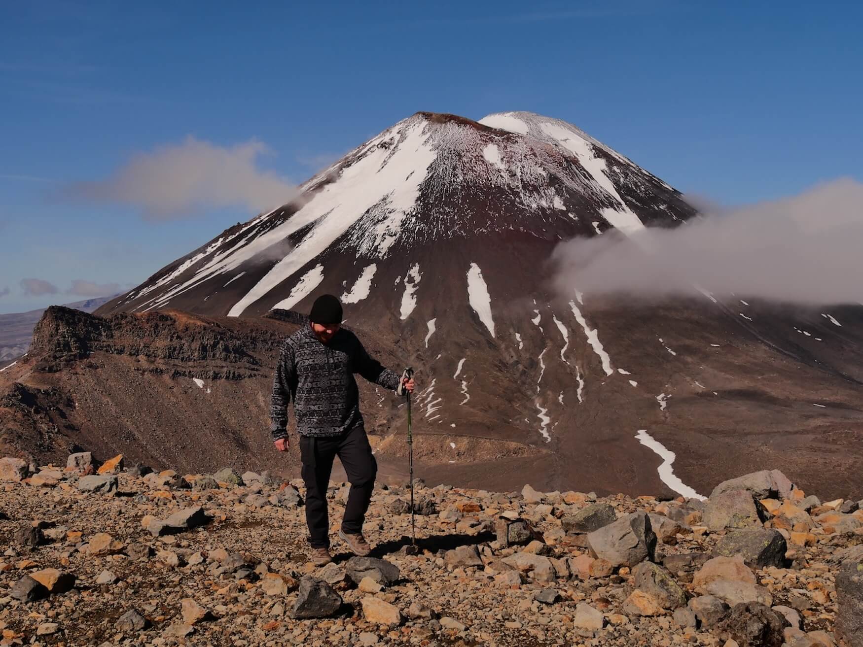 Alpine Crossing man bij vulkaan