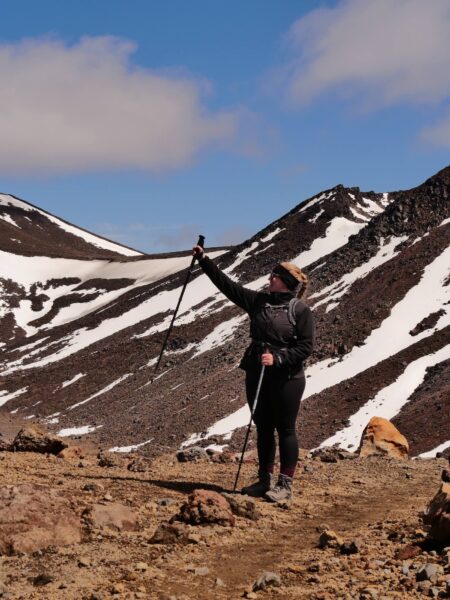 Alpine Crossing vrouw met wandelstokken