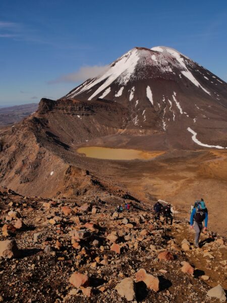 Alpine Crossing wandelaars langs vulkaan