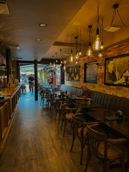 Arnoldus cafe bezienswaardigheden Ieper