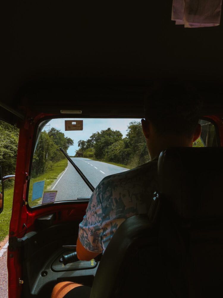 B35 weg naar Hiriketiya in de tuktuk