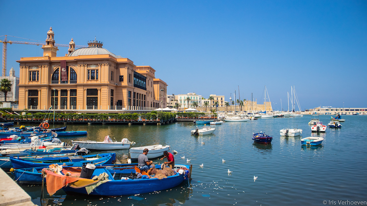 Bari-haven-kust-historische-gebouwen-italie