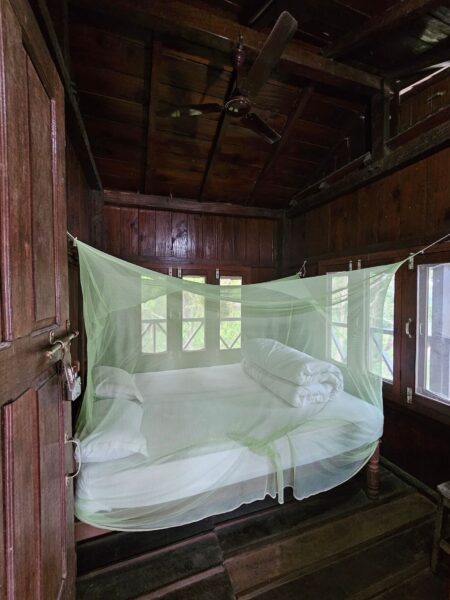 Bed tijdens overnachting in uitkijktoren, Chitwan
