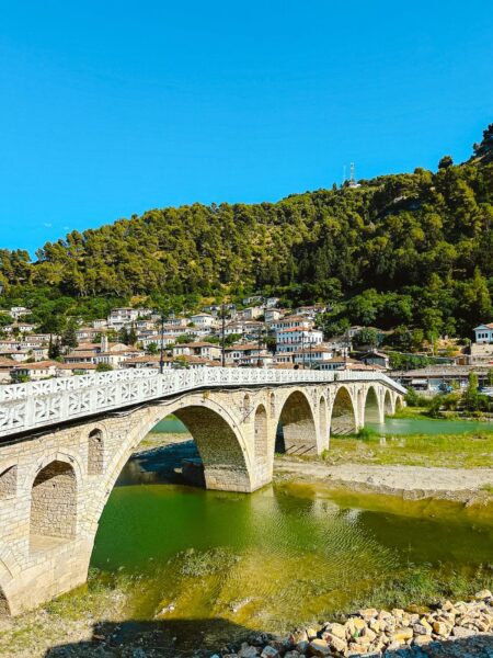 Berat brug, Reisroute Albanië