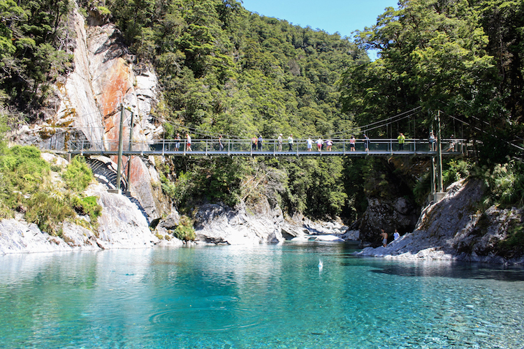 Bezienswaardigheden Zuidereiland rondreis Blue Pools Haast.JPG