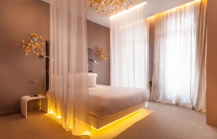 Bijzonder overnachten in Parijs in deze kamer van het Legend Hotel