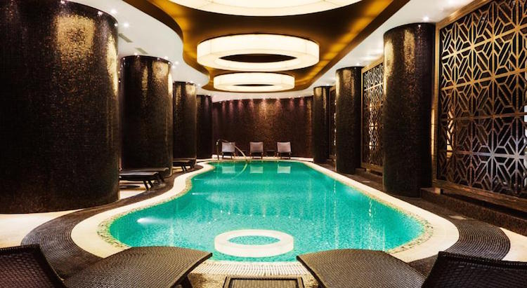 Binnen zwembad vijf sterren hotel tallinn