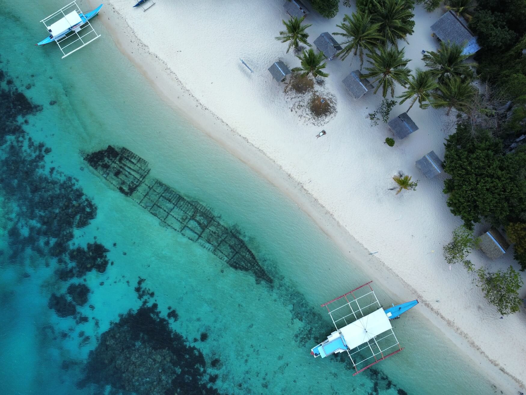 Black Island, bootje op strand, droneshot