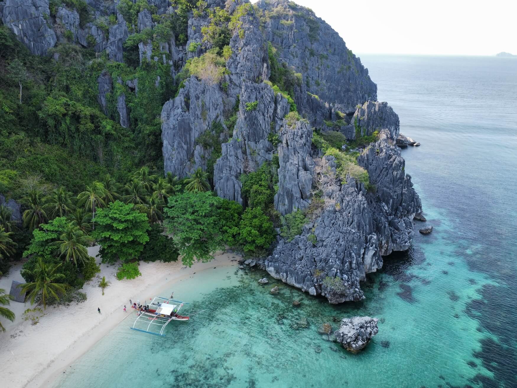 Black Island, rotskust droneshot
