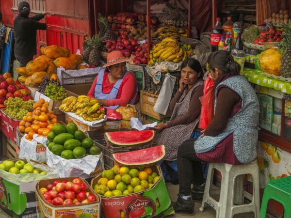 Boliviaanse vrouwen in fruitkraam