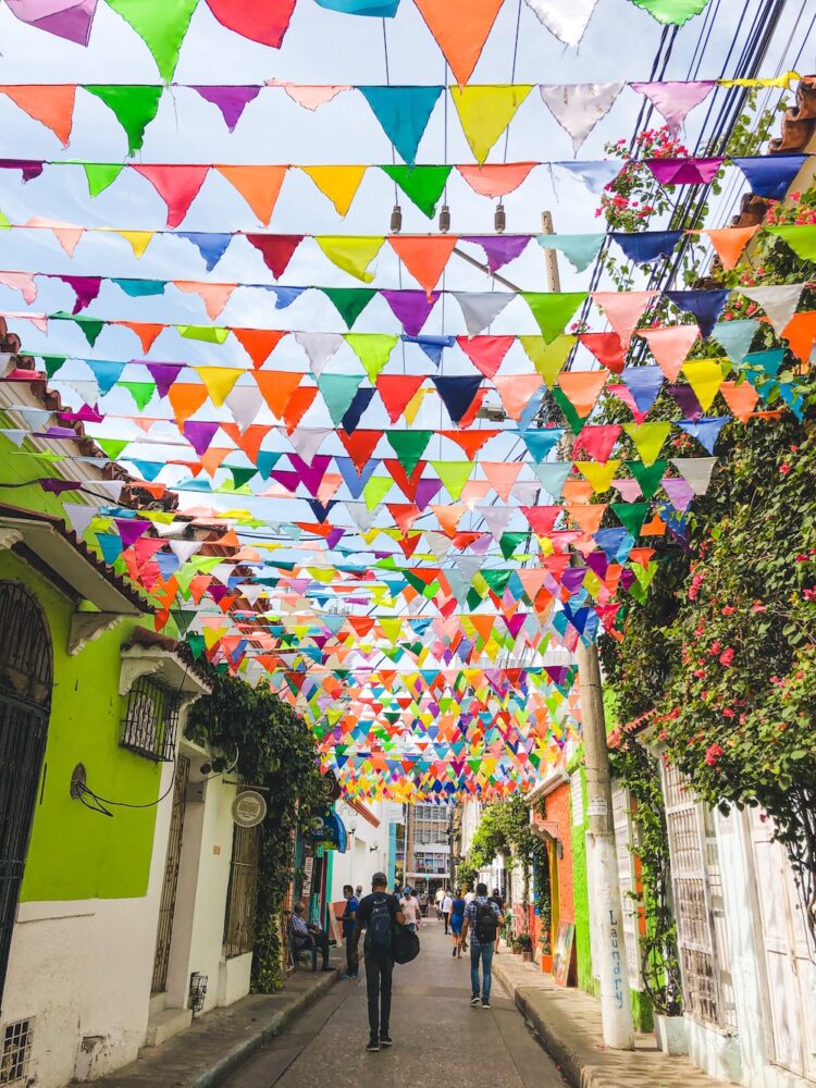 Cartagena straatje met vlaggen