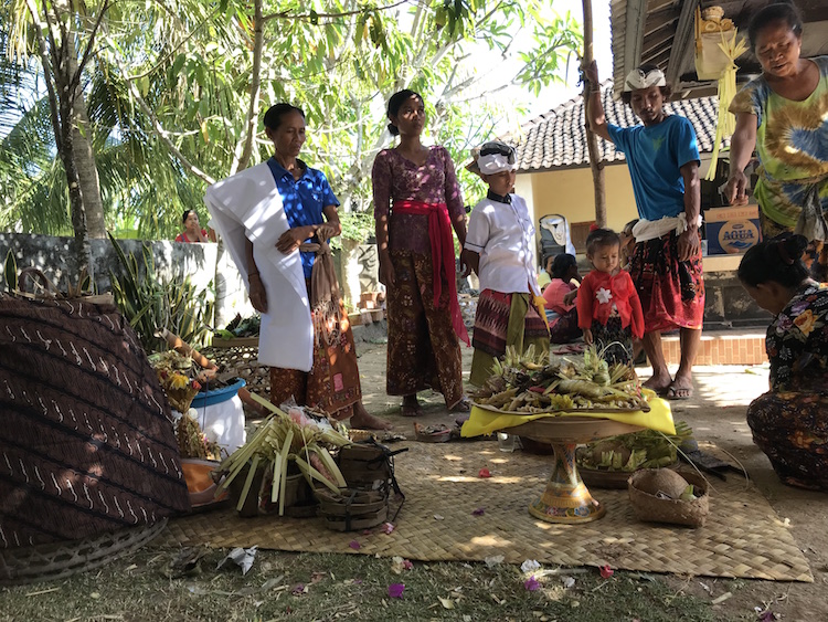 Ceremonie bij Putu huis Nusa Penida Homestay