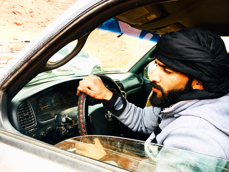 Chauffeur in wadi rum woestijn