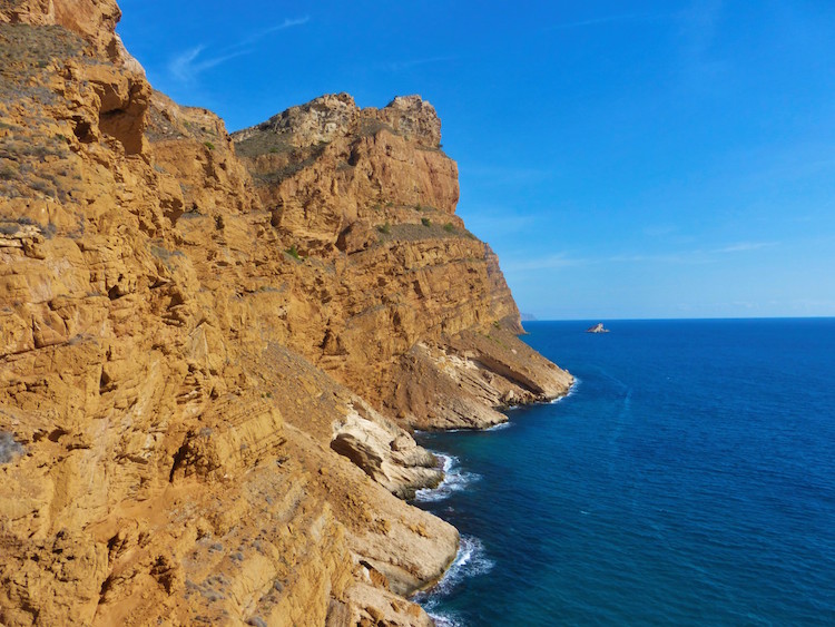 cliff-benidorm-uitzicht-oceaan
