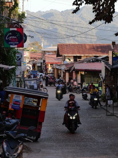 Coron Town scooter op weg