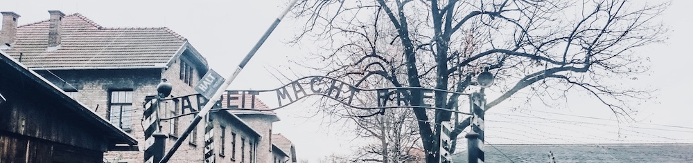 De bekende poort van Auschwitz