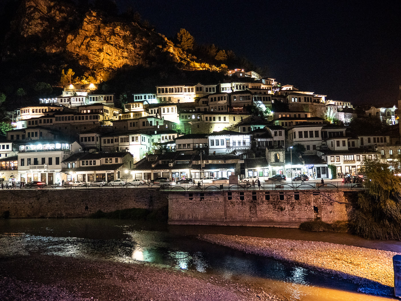 Doen in Berat bij nacht