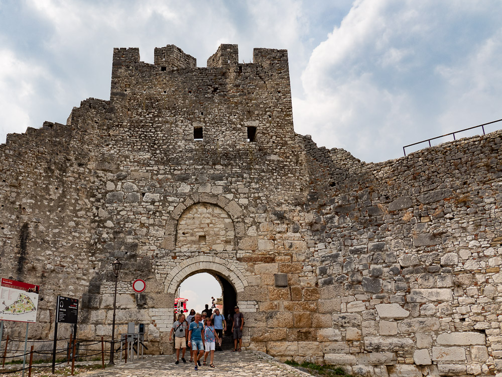 Doen in Berat ingang Citadel