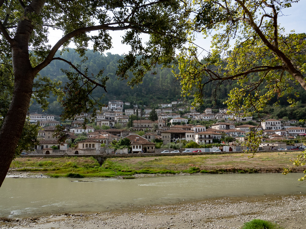 Doen in Berat langs de rivier