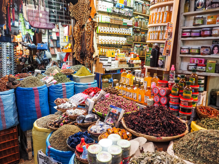 Doen in Marrakech omgeving markt souks