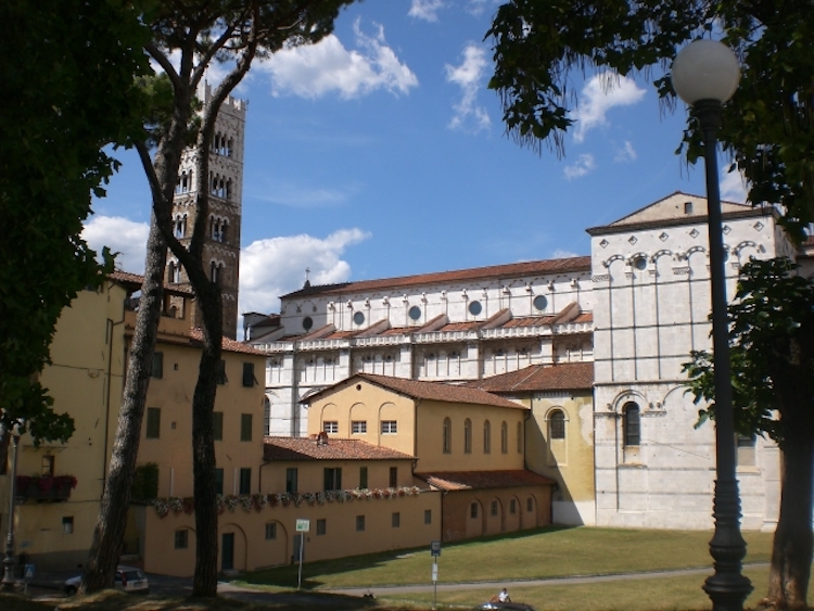 Doorkijkje Lucca Italie