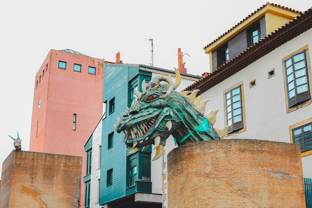 Dragones en las murallas Gijon