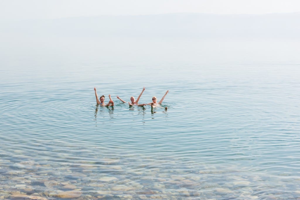 Drijven in de Dode Zee in jordanie