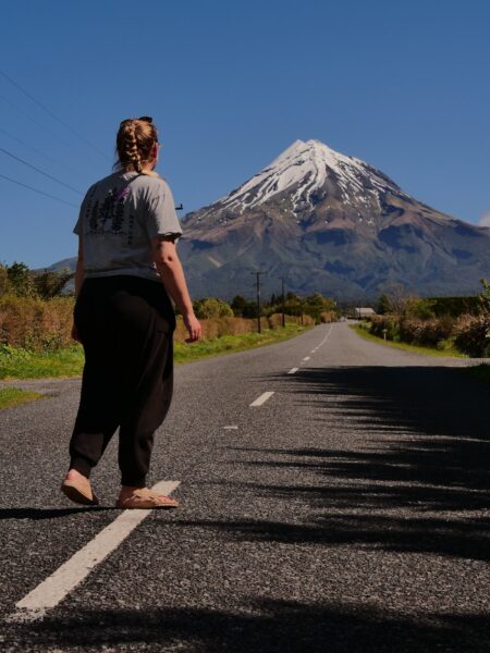 Egmont Road vrouw bij Mt Taranaki