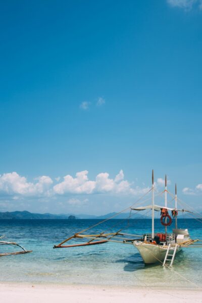 Boot aan kust El Nido