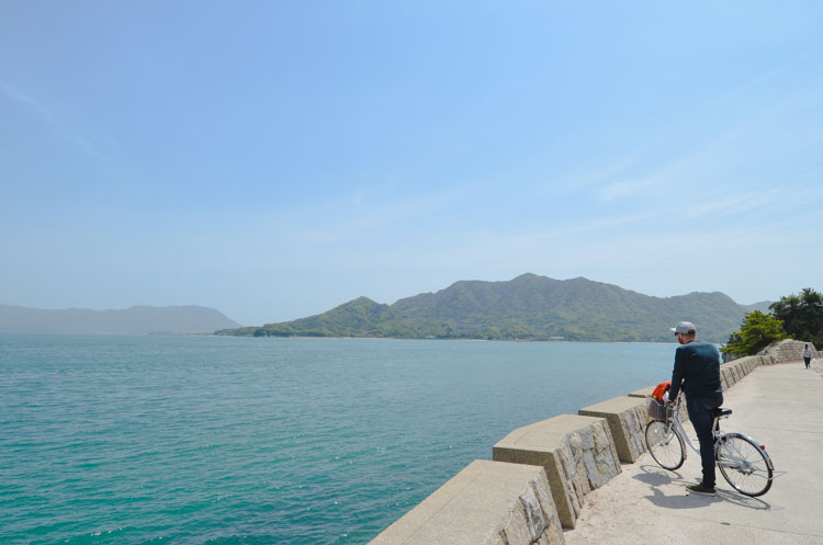 Fietsen op Konijneneiland Okunoshima in Japan