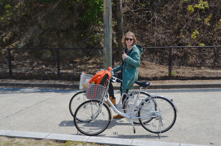 Fietsen op Konijneneiland in Japan Okunoshima