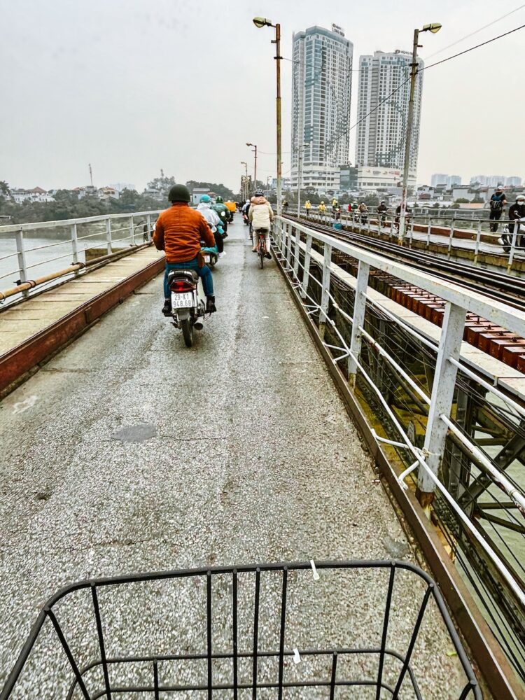 Fietsen over Brug Hanoi