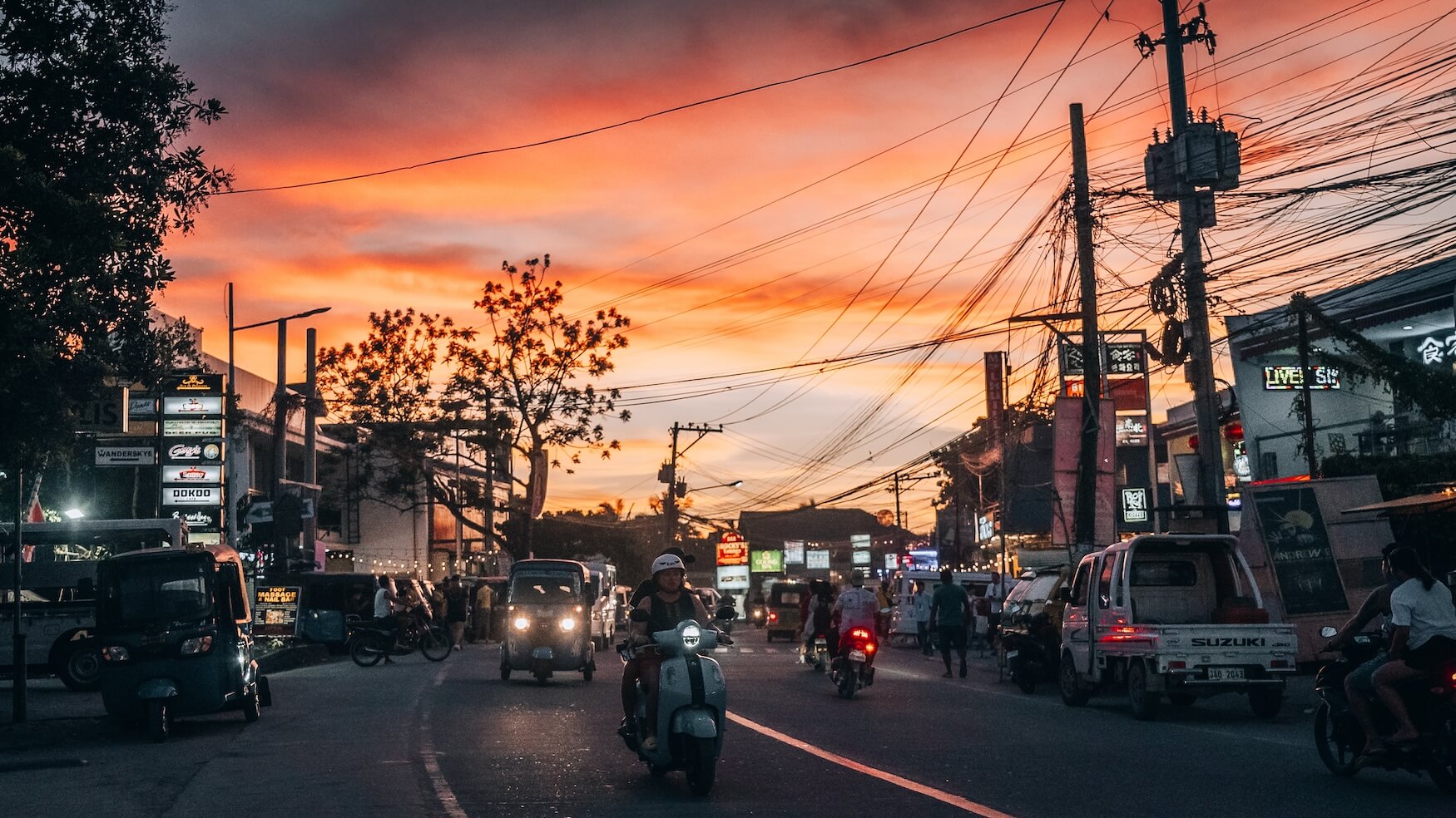 Filipijnse straat in de avond met verkeer