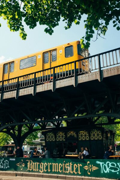 Gele tram in Berlijn