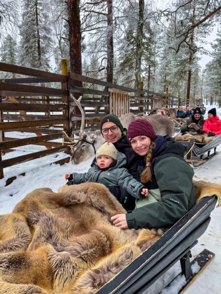 Gezin in rendier slee, Lapland