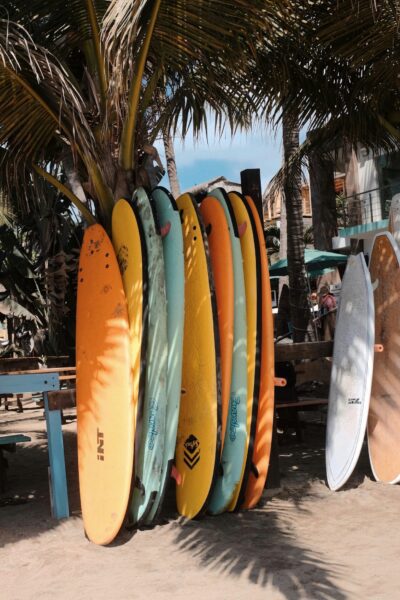 Surfborden op het strand