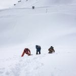 Graven in de sneeuw skigebied montafon