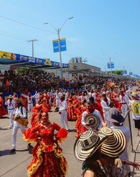 Grote parade in mini palco