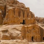 Grotten en tombes op de weg naar Petra