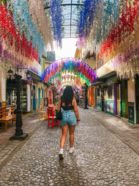 Guatape, Babs in versierde straat