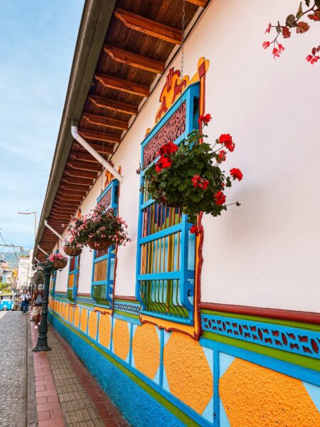 Guatape, kleurrijk huis met bloemen