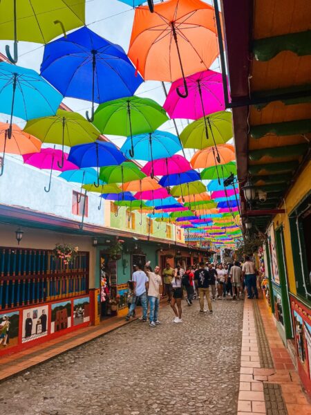 Guatape, paraplu's boven straat