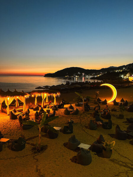 Himarë strand in de avond