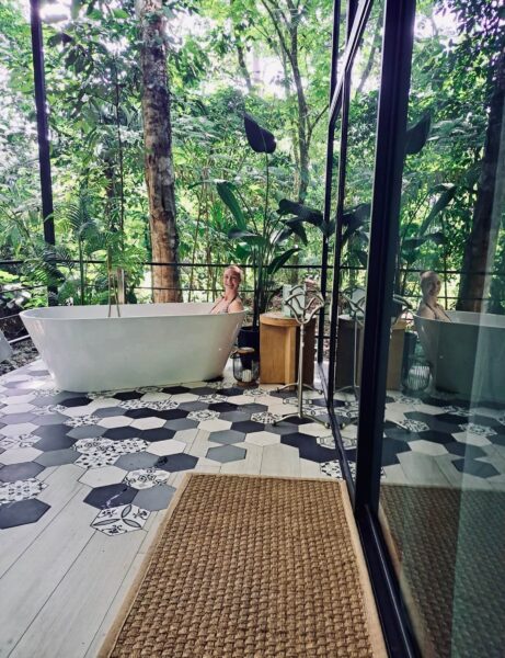 Huisje La Fortuna, Stephanie in bad