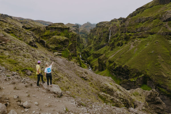 IJsland uitzicht op waterval en kloof